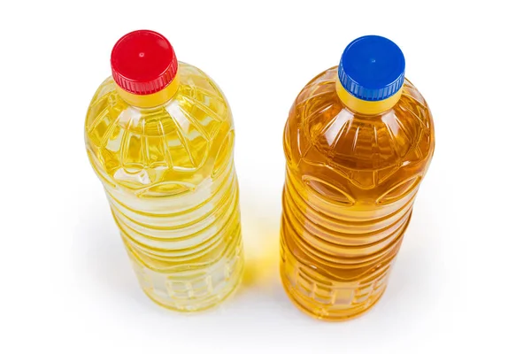 Widok z góry niewybredny i rafinowany olej słonecznikowy w butelkach — Zdjęcie stockowe