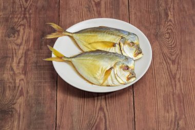 İki çanak rustik bir tablo üzerinde Atlantik moonfish füme