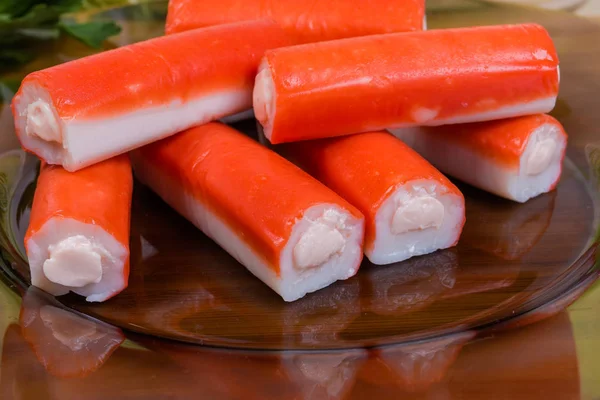 Koyu cam çanak yakın çekim üzerine doldurulmuş yengeç çubukları