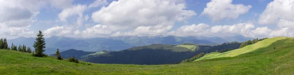 Bergkette Chornohora in den Karpaten, weites Panorama — Stockfoto