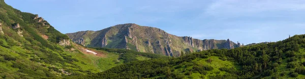 カルパティア山脈の岩場を持つ山の尾根、パノラマビュー — ストック写真