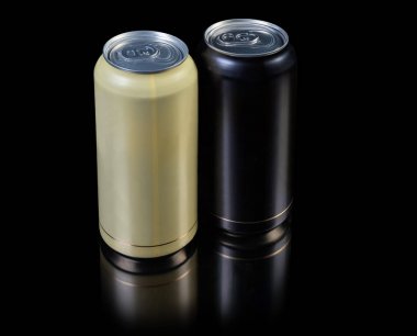 Siyah arka plan üzerinde mühürlü içecek kutusarı ve siyah renkler