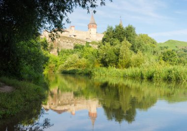 Kamianets-Podilskyi şehrinde ortaçağ kalesi. Kanyondan görünüm