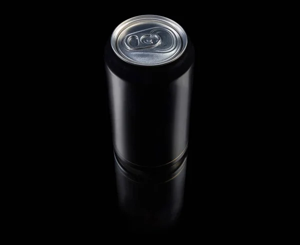 Lata de bebida selada preto em um fundo preto — Fotografia de Stock