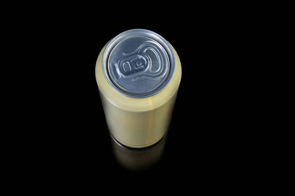 Lata de bebida selada amarela em um fundo preto, vista superior — Fotografia de Stock