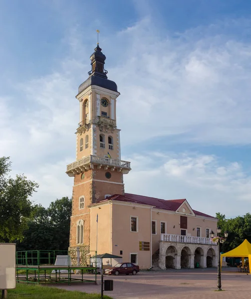 Altes Rathausgebäude der Stadt Kamianez-Podilskyj, Ukraine — Stockfoto