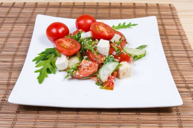 Salata taze kiraz domates, mozzarella, çanak üzerinde yeşillik