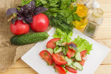 Malzemeler arasında taze domates ve salatalık salatası, üst görünümü