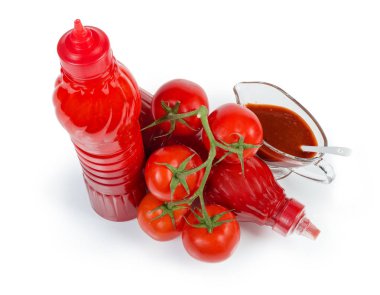Plastik şişelerde domates sosu, sos teknesinde, domates dalı