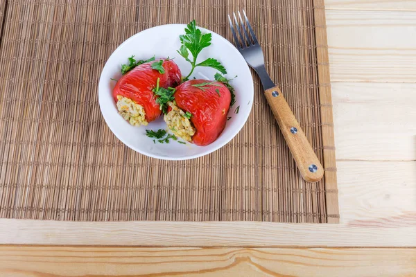 Pimientos rojos rellenos cocidos en tazón blanco y tenedor — Foto de Stock