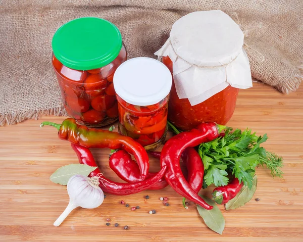 Peperoncino rosso fresco tra spezie, peperoncino in salamoia e altre verdure — Foto Stock