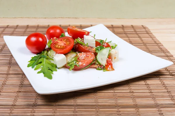 Salát z čerstvých třešňového rajčat, mozzarella, zelených na misce — Stock fotografie