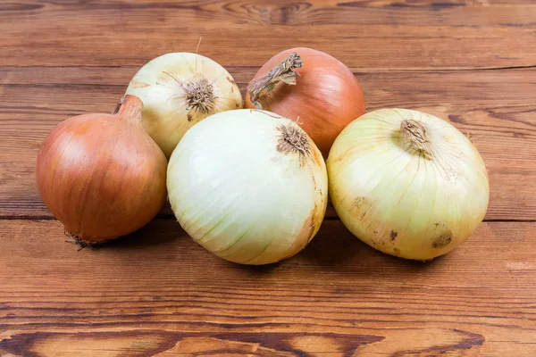 Young bulb onions and onions from last year\'s harvest