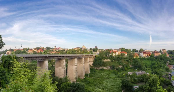 Novoplanovsky puente sobre el cañón y el casco antiguo, Kamianets-Podilsk — Foto de Stock