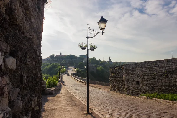 Ancient Castle Bridge and Old town, Kamianets-Podilskyi city, Ucrânia — Fotografia de Stock