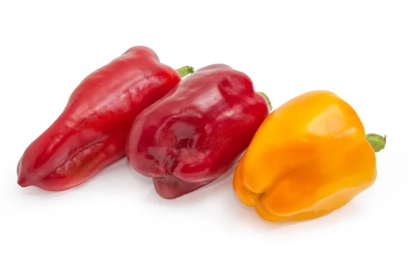 Červené a žluté papriky na bílém pozadí — Stock fotografie