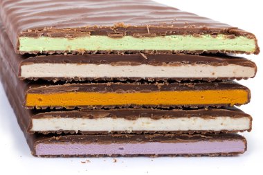 Varirenkli dolgulu sütlü çikolata çubuklarının kesiti