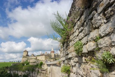 Ön planda kale duvarı ile Ortaçağ kale. Kamianets-Podilskyi, Ukrayna