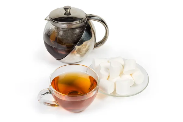 Fekete tea a pohárban, és teáskanna, Marshmallow a csészealj — Stock Fotó