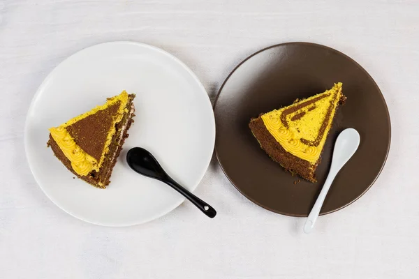 Top view of slices of chocolate sponge cake on dishes — Stock Photo, Image