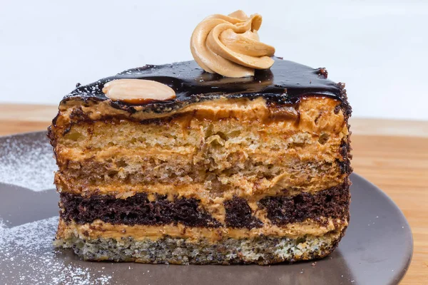 Rebanada de la torta de esponja de chocolate en capas de cerca — Foto de Stock