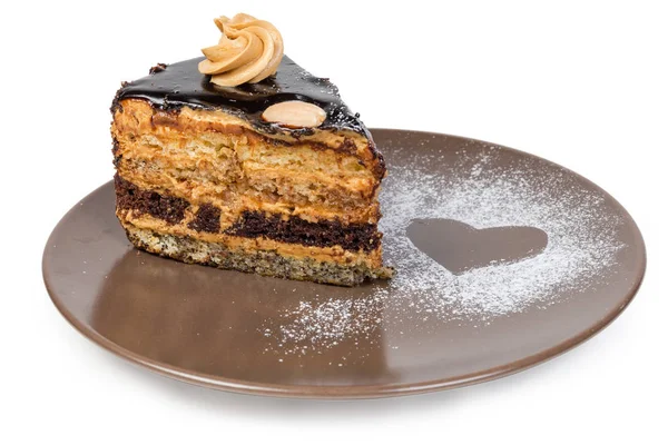Gelaagde chocolade biscuit taart op bruin schotel close-up — Stockfoto