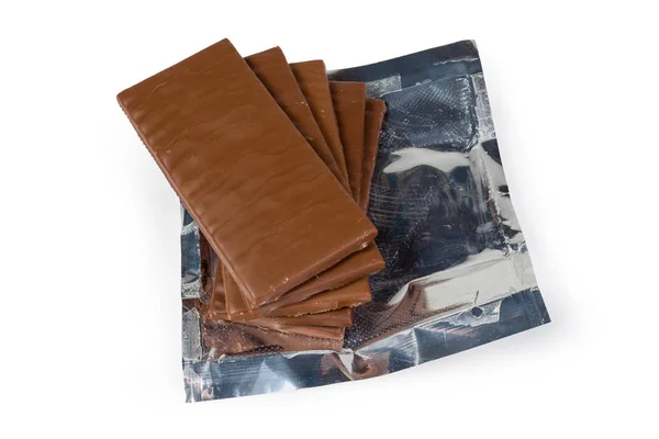 Бары молочного шоколада на открытой упаковке фольги — стоковое фото