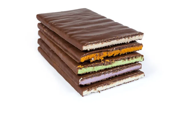 Repen van melkchocolade met verschillende vulling op witte achtergrond — Stockfoto