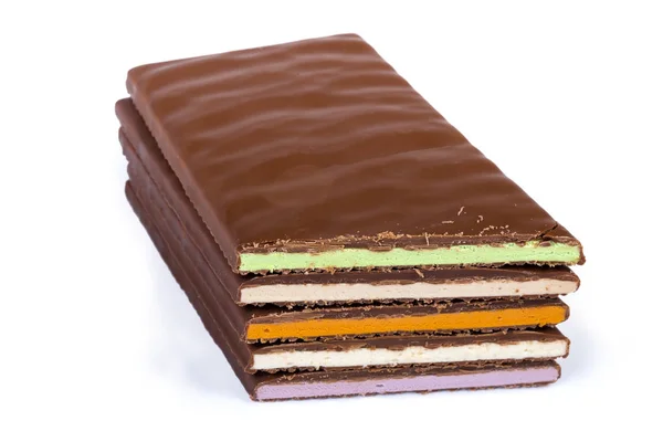 Barras de chocolate ao leite com enchimento varicolored no fundo branco — Fotografia de Stock