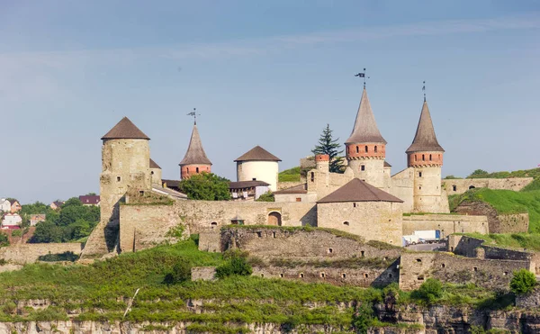 Vista de la fortaleza medieval en la ciudad de Kamianets-Podilskyi, Ucrania — Foto de Stock
