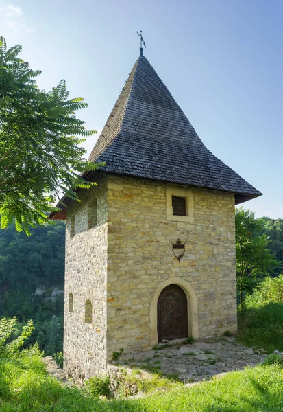 Middeleeuwse defensieve Kravetska-toren in Kamjanets-Podilskyi-stad, Oekraïne — Stockfoto