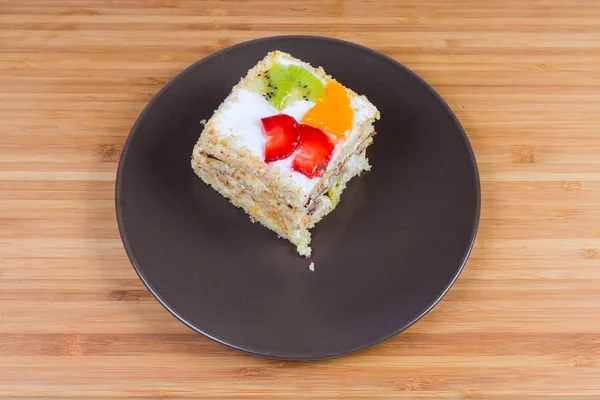 Rebanada de la torta de esponja en capas con decoración de frutas — Foto de Stock