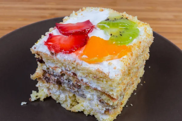 Kawałek warstwowej gąbki ciasto z owoców dekoracji zbliżenie — Zdjęcie stockowe