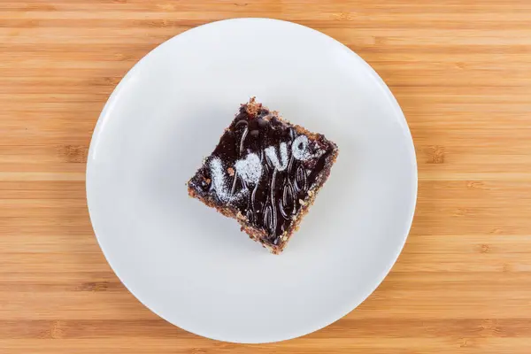 Fatia do bolo de esponja de chocolate em camadas no prato branco — Fotografia de Stock