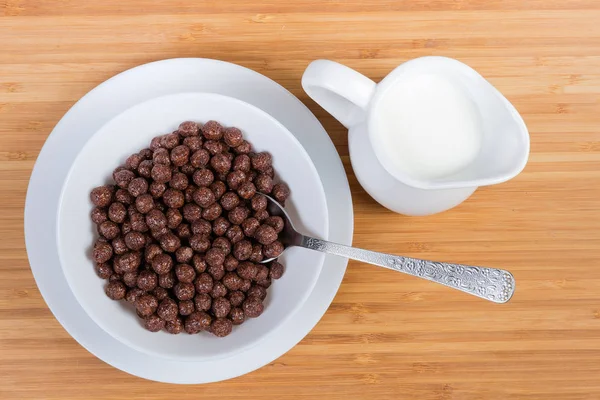 Vue du dessus des boules de chocolat aux céréales et du lait séparément — Photo