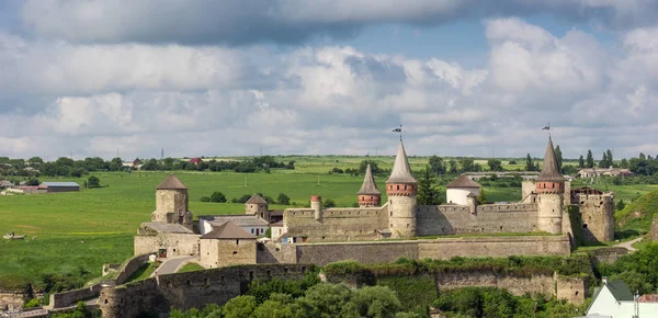 Beskåda av medeltida fästning i Kamianets-Podilskyi stad, Ukraina — Stockfoto