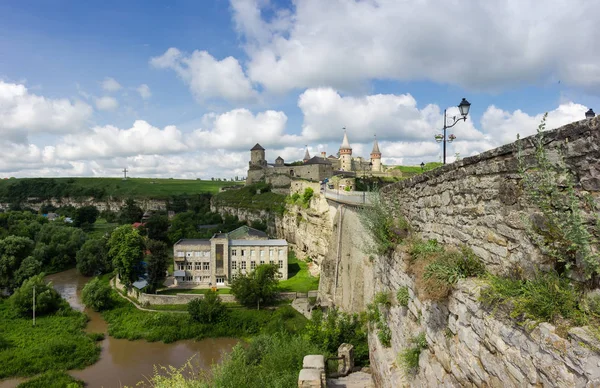 Fortaleza medieval na cidade de Kamianets-Podilskyi. Vista do desfiladeiro — Fotografia de Stock