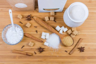 Farklı biçimlerde beyaz ve kahverengi şeker ve bazı baharatlar