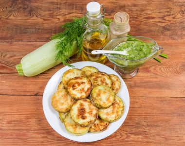 Kavrulmuş sebze kabaklar, bazı malzemeler ve baharat