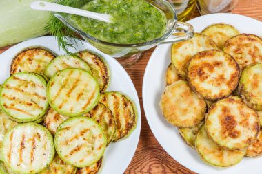 Sarımsak sosu ile meyilli sebze kabaklar ızgara ve kızarmış