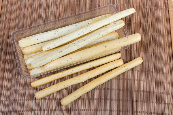 Bambu masa mat konteyner Italyan otlar ile breadsticks — Stok fotoğraf