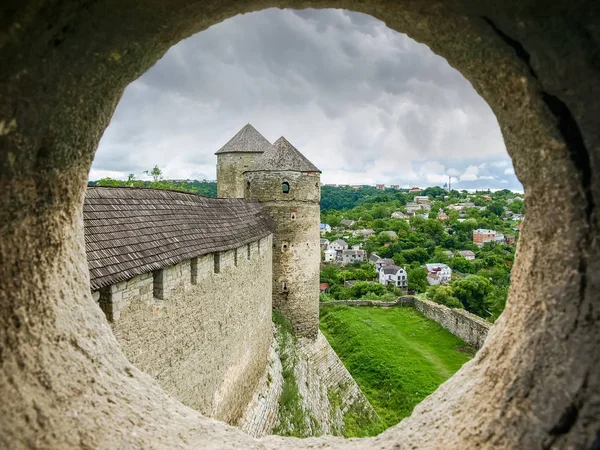 Savunma kuleleri ve Orta Çağ Kalesi duvarı, Kamianets-Podilskyi, Ukrayna — Stok fotoğraf