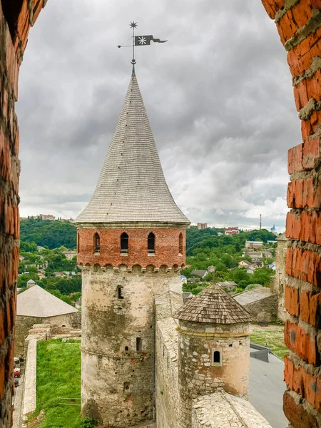 De torens van de defensie van de middeleeuwse vesting in Kamianets-Podilskyi, de Oekraïne — Stockfoto