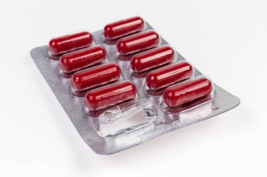 Hafif yüzeyde kırmızı kahverengi kapsül hapları ile Blister paketi