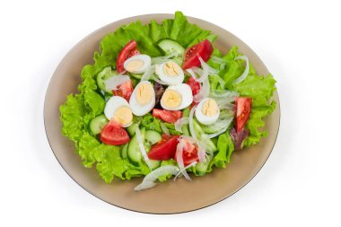 Cam çanak üzerinde haşlanmış bıldırcın yumurtası ile Sebze salatası 