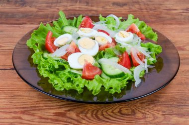 Cam çanak üzerinde haşlanmış bıldırcın yumurtası ile Sebze salatası 