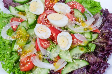 Haşlanmış bıldırcın yumurtası yakın çekim sebze salatası arka plan