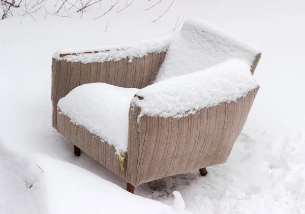 Alter verlassener Sessel im Freien mit Schnee bedeckt — Stockfoto