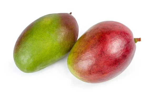 Dos frutas maduras de mango sobre un fondo blanco — Foto de Stock