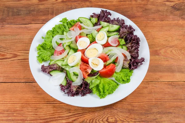 Insalata di verdure con uova di quaglia bollite sul piatto bianco — Foto Stock